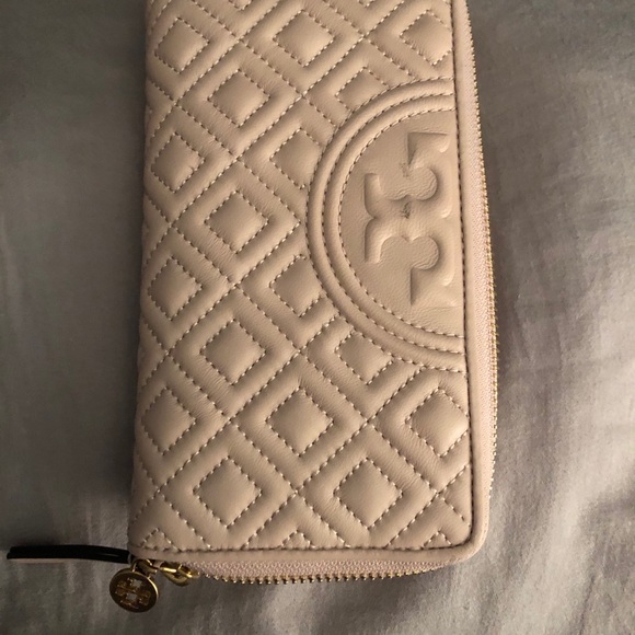 Tory Burch Alexa Quilted Leather Wallet - Picture 4 of 11